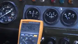 Jak podłączyć amperomierz w ciągniku, aby uniknąć uszkodzeń?