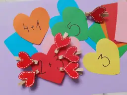 Kolorowe serca z matematycznymi działaniami i liczbami to świetne pomysły na kartki walentynkowe dla dzieci.
