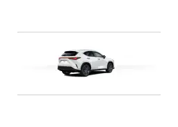 Biały Lexus NX widziany z tyłu i z boku, na białym tle.