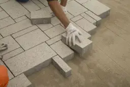 Jak zrobić podjazd z kostki brukowej - uniknij najczęstszych błędów