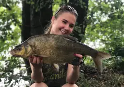 Sekrety zanęty na leszcza: Zrób to sam i łów duże ryby!