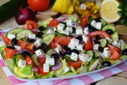 Sałatka grecka jak zrobić – prosty przepis na świeżą i smaczną sałatkę