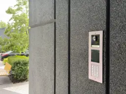 Jak podłączyć domofon 5-żyłowy w bloku: 8 kroków dla każdego