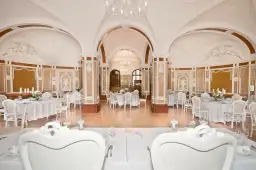 Gdzie zjeść w Mosznej? Odkryj najlepsze restauracje i bary