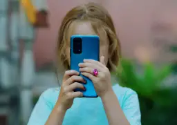 Telefon dla dziecka: Jak wybrać bezpieczną zabawkę i uniknąć błędów?