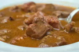 Jak zrobić dobry gulasz z jelenia, który zachwyci smakiem i aromatem