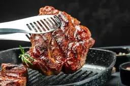 Czas na grill: najlepsze promocje i przepisy na udane grillowanie