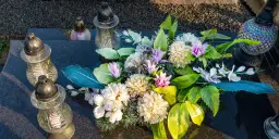 Jak odświeżyć sztuczne kwiaty z cmentarza i przywrócić im blask