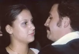 Zbliżenie na twarze Marii Victorii Henao i Pabla Escobara.