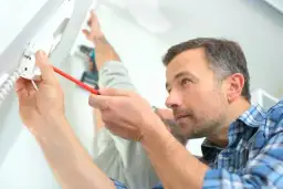 Jak otworzyć drzwi domofon w bloku - proste sposoby i porady