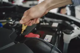 Ile oleju do skrzyni biegów Żuk? Dowiedz się, by uniknąć awarii!