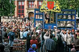 Tłum ludzi w Gdańsku obserwuje carillon, największy instrument smyczkowy, podczas koncertu.