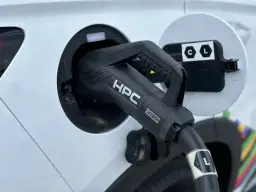 Napięcie w aucie elektrycznym: 400V czy 800V? Co musisz wiedzieć?