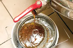 Wirowanie miodu: Jak skutecznie odwirować miód, aby uzyskać czysty produkt