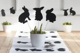Jak zrobić zająca stojącego? Czarna sylwetka zająca na patyczku, ozdoba wielkanocna.