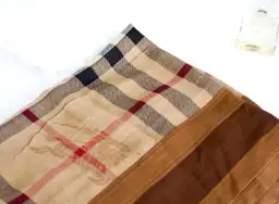 Jak rozpoznać oryginalny szalik Burberry? Zwróć uwagę na charakterystyczną kratę, subtelny wzór jeźdźca i jakość materiału.
