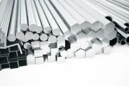 Różnorodne stopy aluminium: okrągłe, kwadratowe, sześciokątne pręty i rury, gotowe do produkcji.