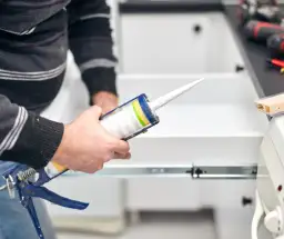 Czy silikonem można kleić? Odkryj, dlaczego to nie zawsze działa