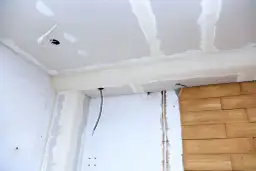 Czym wypełnić bruzdy z kablami, aby uniknąć problemów z estetyką?