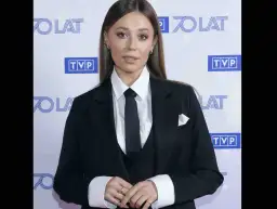 Iza Krzan w czarnym garniturze, z krawatem i białą koszulą. Zastanawiasz się, ile zarabia Iza Krzan w Kole Fortuny?