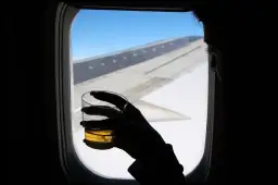 Czy można alkohol do samolotu? Oto zasady i ograniczenia, które musisz znać