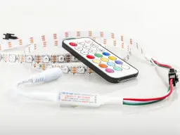 Pilot do sterowania ledami, taśma LED i kontroler. Kolorowe przyciski na pilocie pozwalają na łatwe sterowanie oświetleniem.