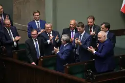 Posłowie klaszczą, świętując uchwalenie ustawy o bezkarności urzędników.