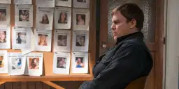 Dexter w "Dexter: New Blood" ogląda tablicę zaginionych osób. Gdzie oglądać serial?