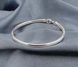 Srebrna bransoletka: Ile kosztuje i jak wybrać bez przepłacania?