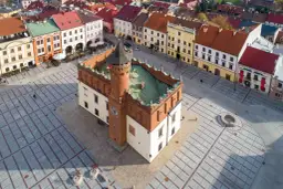 Rynek w Tarnowie, polskim biegunie ciepła, z ratuszem i kolorowymi kamienicami.