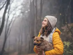 Jaki kolor czapki do musztardowej kurtki? Odkryj najlepsze zestawienia