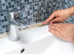 Skuteczne sposoby na to, czym wyczyścić silikon sanitarny w łazience