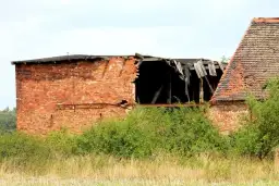 Burzenie budynku który grozi zawaleniem – co musisz wiedzieć o bezpieczeństwie