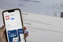 Aplikacja mObywatel na telefonie. Czy osoba niepełnoletnia może mieć mObywatela? Wiek 4+ sugeruje, że tak.