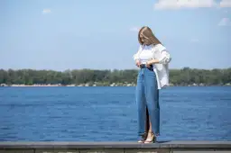 Długa koszula: jak nosić stylowo? Praktyczne porady i inspiracje