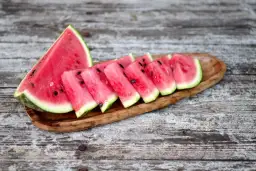 Czy arbuz jest dietetyczny? Odkryj jego właściwości i kalorie