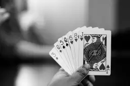 Jak grać w Kuku? Kompletny przewodnik po zasadach i blefie