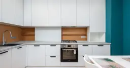 Szaro czarna kuchnia: Ponadczasowa elegancja czy ponury błąd?