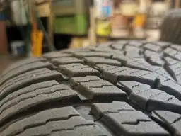 Opony ile lat? Poznaj prawdę o bezpiecznym użytkowaniu opon