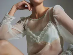 Prześwitująca bluzka: jak nosić ją z klasą? Wybierz idealną bieliznę