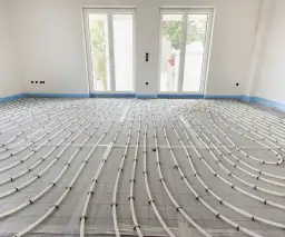 Jaką wylewkę na ogrzewanie podłogowe wybrać, aby uniknąć błędów?