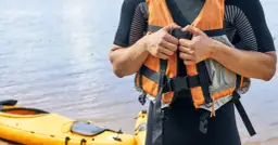 Bezpieczny spływ: Jak zabezpieczyć rzeczy w kajaku przed wodą i zgubieniem?