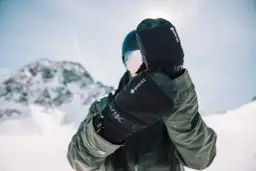 Narciarz w rękawicach z membraną GORE-TEX, chroniącą przed zimnem i wilgocią.