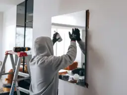 Jak przykleić lustro do płytek? Trwały montaż bez wiercenia!