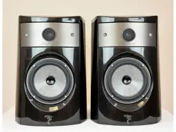 Para Focal Electra 1008 BE, błyszczące czarne obudowy, głośnik wysokotonowy z napisem Beryllium i duży głośnik nisko-średniotonowy.