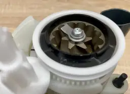 Jak wyczyścić młynek do kawy w ekspresie DeLonghi i uniknąć problemów