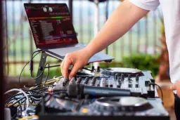 Wybór DJ-a na wesele? Lista pytań od eksperta uniknij błędów!