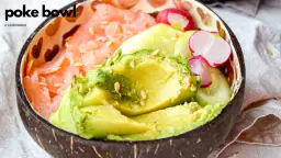 Pyszne poke bowls z łososiem, awokado, rzodkiewką i ogórkiem, posypane sezamem.