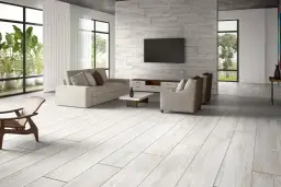 Gres drewnopodobny: szare płytki jak panele hit czy kit?