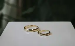 Obrączki ślubne: Ile kosztują i jak nie przepłacić?